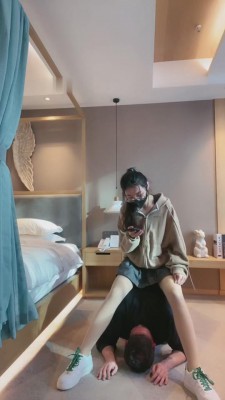 【猫神大人】JK学生主白袜踩踏艺术闻臭鞋 bf9833_HD绳艺资源