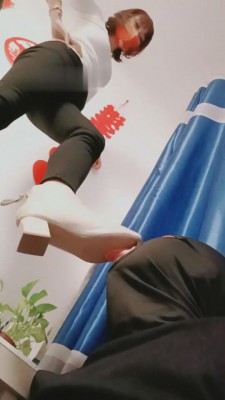 【bibi团】酸臭丝袜脚是狗狗的最爱 bf9891_HD绳艺资源