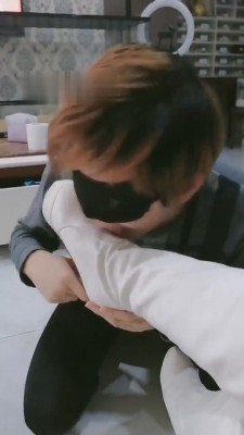 【傲柔】舌头打鞋油/白色高跟皮靴/口吞白鞋油_HD绳艺资源