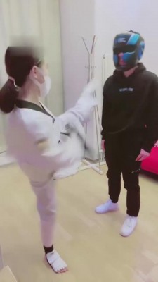 【小劳拉】跆拳道黑带高难度挑战踢踹 bf5055_HD绳艺资源