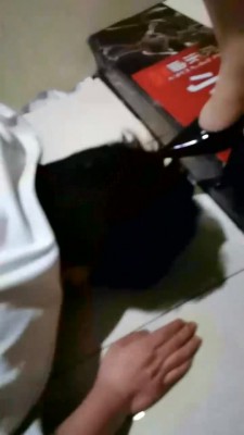 【傲雪】KTV厕奴极度羞辱呕吐遛狗出包间 bf1303_HD绳艺资源