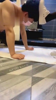 【逗逗】小白鞋黑丝全体重踩踏 bf2862_HD绳艺资源