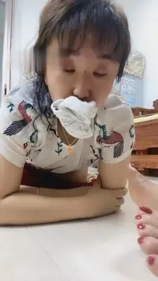【歌迪丝】母狗跪在地上吃白棉袜 G-210730-5_HD绳艺资源