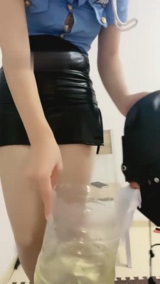 【武汉倾慕】剧情-女警逼迫犯人喝放护垫的圣水和洗脚水 G-210809-25_HD绳艺资源