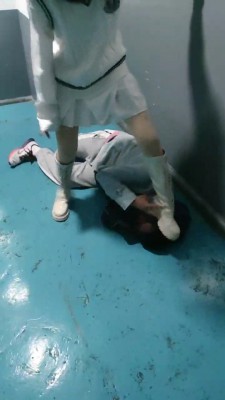 【丫丫】长靴楼道虐狂 bf20158_HD绳艺资源