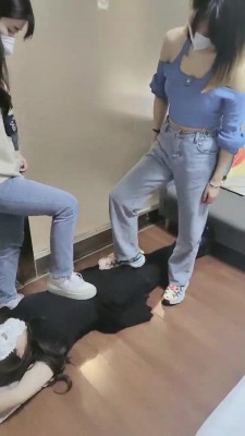 【子怡】双S运动鞋白袜踩踏 bf20412_HD绳艺资源
