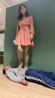 大年初一开年好戏之小鱼女神裸色白色2双高跟跳踩贱狗，踢贱狗肚子 YC-220201