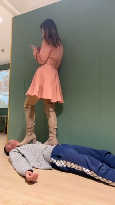 大年初一开年好戏之小鱼女神裸色白色2双高跟跳踩贱狗，踢贱狗肚子 YC-220201