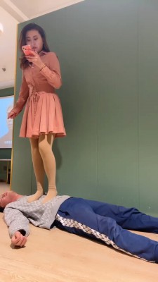 大年初一开年好戏之小鱼女神裸色白色2双高跟跳踩贱狗，踢贱狗肚子 YC-220201