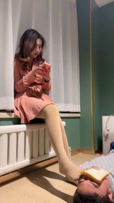 大年初一开年好戏之小鱼女神裸色白色2双高跟跳踩贱狗，踢贱狗肚子 YC-220201