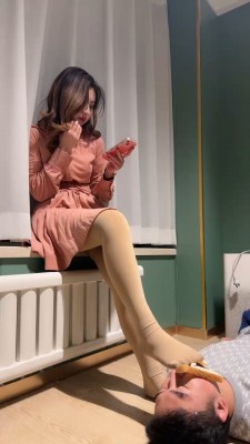 大年初一开年好戏之小鱼女神裸色白色2双高跟跳踩贱狗，踢贱狗肚子 YC-220201