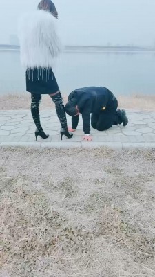 【00后蕬小乃】全体重踩踏瘦小女M YC-220202