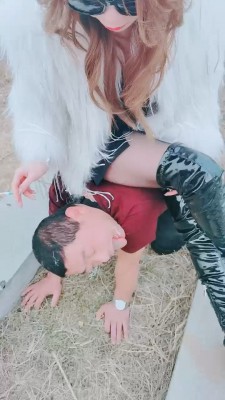 【00后蕬小乃】全体重踩踏瘦小女M YC-220202
