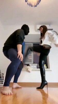 新人出道首秀肉丝插嘴虐踩女奴