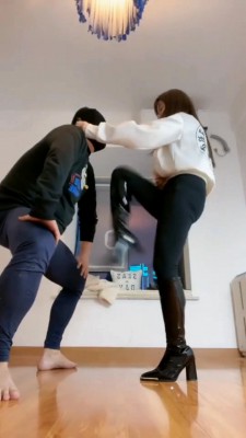 新人出道首秀肉丝插嘴虐踩女奴