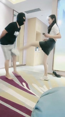 【校园女流氓】POV臭原味谈笑间羞辱除臭脚奴