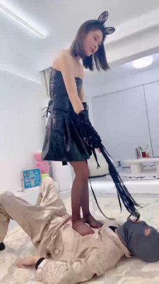 图片[4]_【狗哥】兔女郎黑丝脚辱狗-皮鞭勒脖窒息/踩踏深喉 bf24649_HD绳艺资源