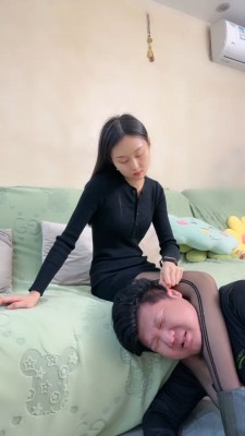 168cm黑丝AJ中山少女姿默玩LOL，无意识把狗头狗裆当脚垫 YC-220224-3