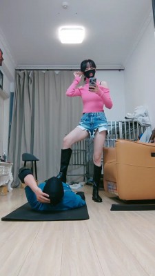 （中山素人联盟）纹身小姐姐末咖玩手机无视贱狗清理脚步 YC-220304-4