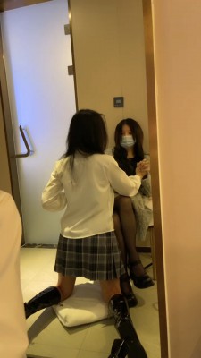 【00后蕬小乃】踩踏 鞭打 闻脚 挠痒痒 YC-220310-6