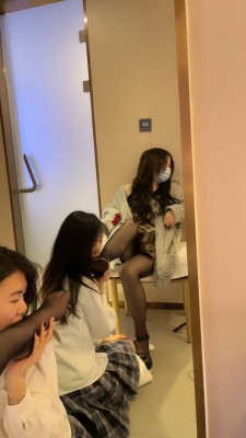 【00后蕬小乃】踩踏 鞭打 闻脚 挠痒痒 YC-220310-6
