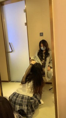 【00后蕬小乃】踩踏 鞭打 闻脚 挠痒痒 YC-220310-6