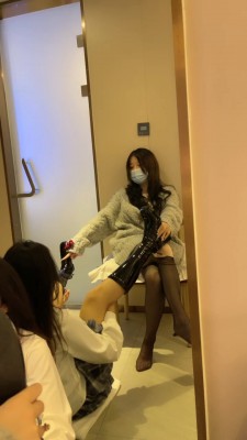 【00后蕬小乃】踩踏 鞭打 闻脚 挠痒痒 YC-220310-6