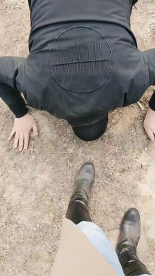 【辣姐】户外清理脏鞋底 bf24960_HD绳艺资源
