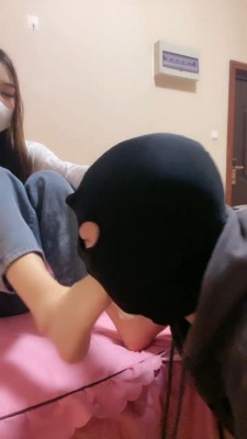 【彼岸花】情侣羞辱追求者舔鞋当狗 YC-210714-2