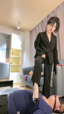 【子怡】双S床上踩脸强迫闻脚 YC-210620-5