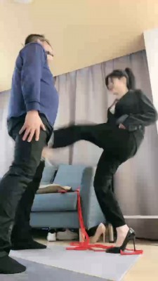 【子怡】双S床上踩脸强迫闻脚 YC-210620-5
