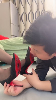 【子怡】长筒靴全体重踩踏、坐脸玩弄毯子 YC-210223-4