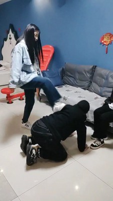 【吴迪】双学生S-运动鞋高难度挑战踢踹/踩/舔脏鞋臭脚 bf25292_HD绳艺资源