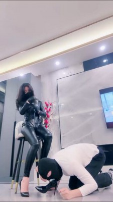 【禾末】超酷皮衣S-高跟碾压狗头舔/皮手套虐乳/脚耳光/腿绞 bf25566_HD绳艺资源