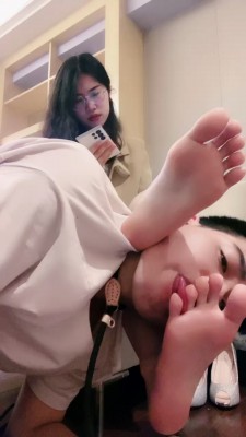 （中山素人联盟）新人小雪姐姐和coco羞辱贱狗闻舔Gucci YC-220402-5