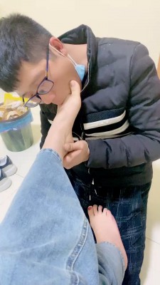 图片[9]_套路直播视频【孤傲女帝】脚压盆窒息/脚喂食脚耳光/白袜深喉舔【双视角版】bf26211_HD绳艺资源