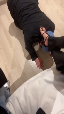 【婧児小主】晓G鞋跟虐踩肚脐搅动 两双高跟玩奴~ 折磨奴隶 YC-220405-8