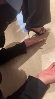 【婧児小主】晓G鞋跟虐踩肚脐搅动 两双高跟玩奴~ 折磨奴隶 YC-220405-8