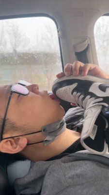 【Taiwan Trample Club】【台湾踩踏俱乐部】沁姐踩头鞭打高压电击 YC-220416-2