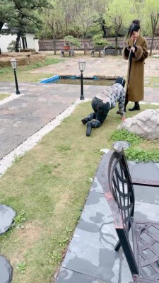 套路直播视频【宸宸】双S户外遛狗-清理脏泥靴底/喝地上脏水【双视角版】bf26780_HD绳艺资源