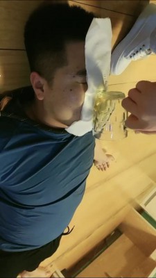 【黑丝诱惑】舌头清理素女沐沐原味脏白靴并耳光虐乳 YC-220419-2