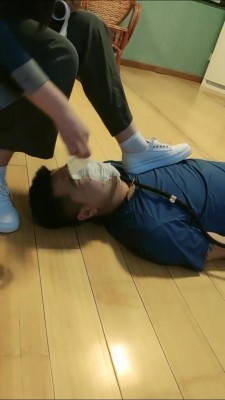 【黑丝诱惑】舌头清理素女沐沐原味脏白靴并耳光虐乳 YC-220419-2