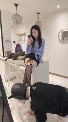 【黑丝诱惑】舌头清理素女沐沐原味脏白靴并耳光虐乳 YC-220419-2