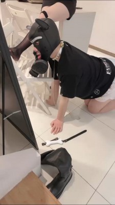 【黑丝诱惑】舌头清理素女沐沐原味脏白靴并耳光虐乳 YC-220419-2