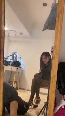 【婧児小主】婧児脚下的膜拜奴乞求主人高跟鞋的践踏 好啊 让我好好玩玩你!