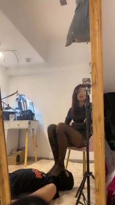 【婧児小主】婧児全语言肉丝蓝高跟调教羞辱脚下的贱狗对虔诚的膜拜者的恩赐