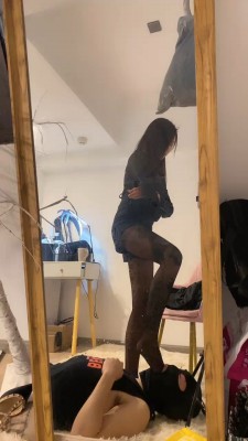 【婧児小主】婧児全语言肉丝蓝高跟调教羞辱脚下的贱狗对虔诚的膜拜者的恩赐
