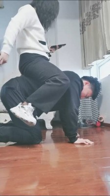 【婧児小主】晓G成熟女神老师的 高跟鞋肉丝引导温柔的玩弄 你盯着老师的脚干嘛?