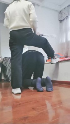 【婧児小主】晓G成熟女神老师的 高跟鞋肉丝引导温柔的玩弄 你盯着老师的脚干嘛?