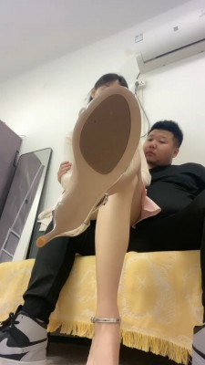 【黑丝诱惑】素女沐沐原味脏长靴踩踏虐乳 YC-220421
